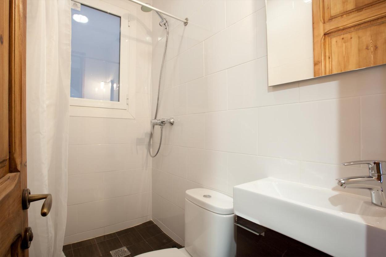 2-Bedroom Apartment For Families Барселона Экстерьер фото